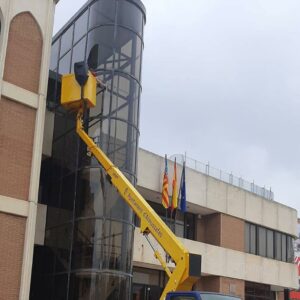 Limpiando un edificio de difícil acceso con elevadora